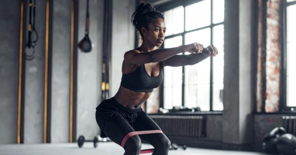 A woman doing resistance training to improve metabolic health and naturally reverse insulin resistance in 2026.